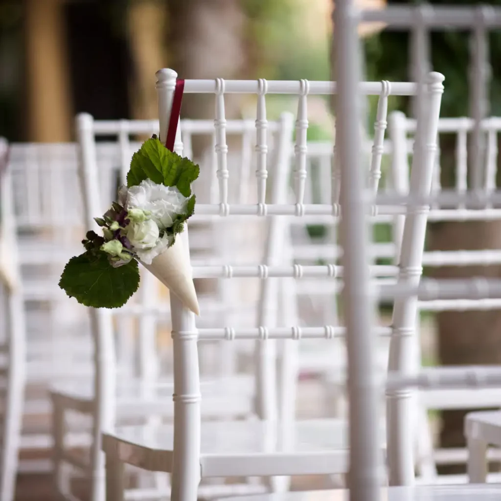 Trouwlocatie stoel en trouwbloemen